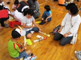 白木町内の小学生が集まって、ペットボトルロケットを作りました。