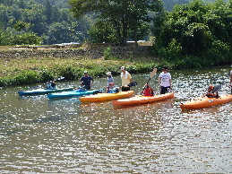 カヌーにるグループ別リレー競争スタート　